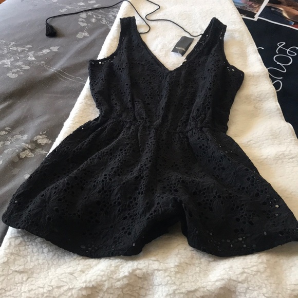 NWT Lace Crocheted Romper - Picture 4 of 6